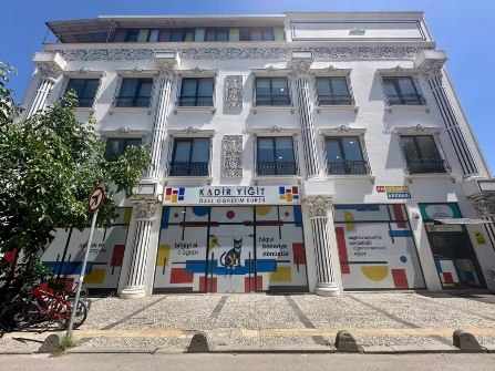 Kadir Yiğit Akademi kurum binası - gündüz